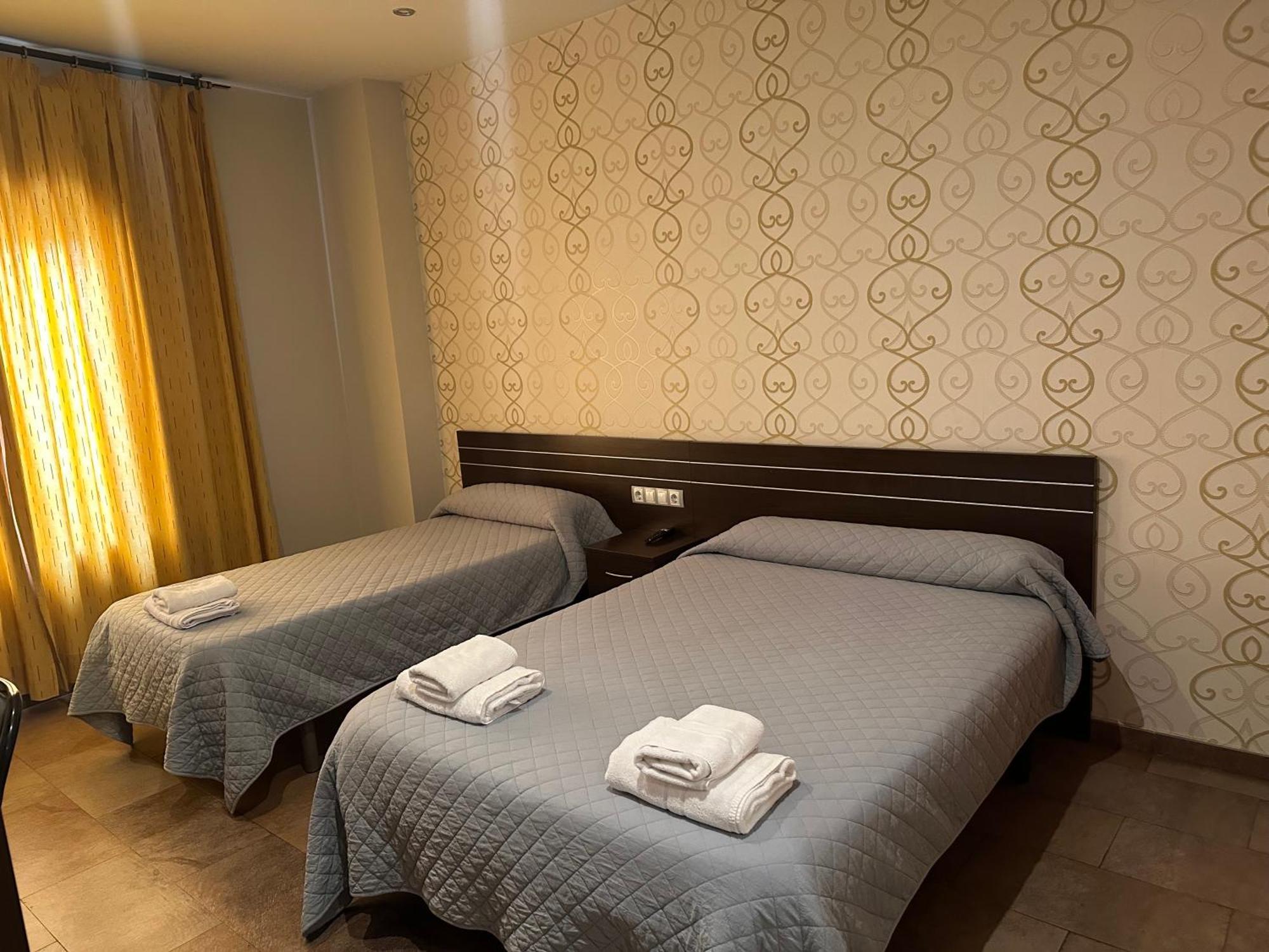Hostal Venecia Monzón المظهر الخارجي الصورة